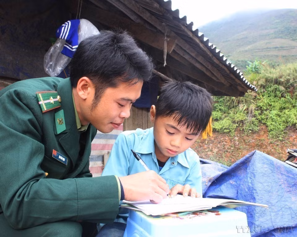 Border guard officers in northern Cao Bang province support disadvantaged children under the programme “Helping children go to school”. (Photo: VNA)