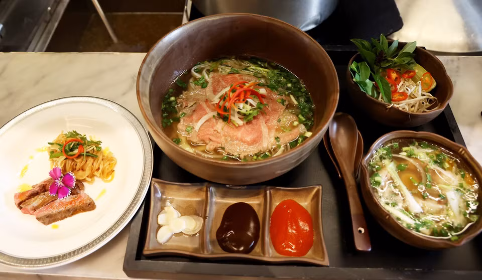 The "choc troi" (sky-high) pho and stir-fried pho combo offers a unique culinary experience for visitors to Ho Chi Minh City. (Photo: VNA)