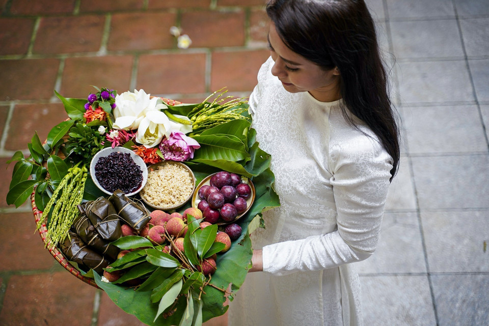The ritual tray offered during Doan Ngo is a way for descendants to express filial piety and gratitude. Depending on regional customs, the contents of the offering tray may vary. It is usually carefully prepared and placed on the family altar during 'the hour of the horse' (around 11 a.m. to 1 p.m.). (Photo: VNA)