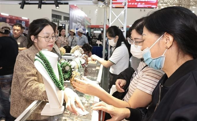 Women showing interest in gemstone jewellery. (Photo: VNA)