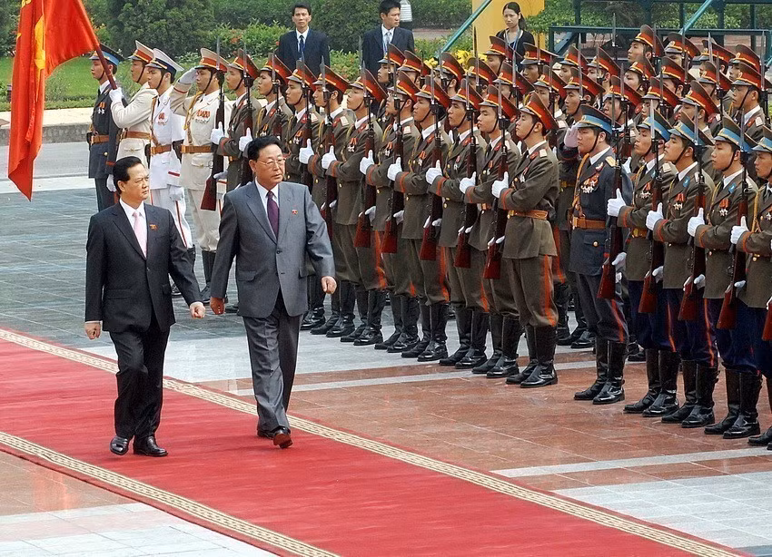 Prime Minister Nguyen Tan Dung presides over the welcoming ceremony for DPRK Premier Kim Yong-il during his official visit to Vietnam from October 26th to 30th, 2007. (Photo: VNA)