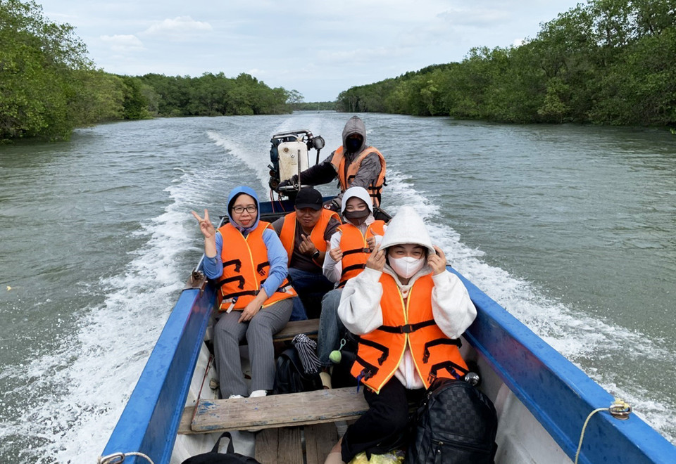 Tourists can rent a motorboat from Thanh An Island commune to reach Thieng Lieng Island hamlet. (Photo: VNA)