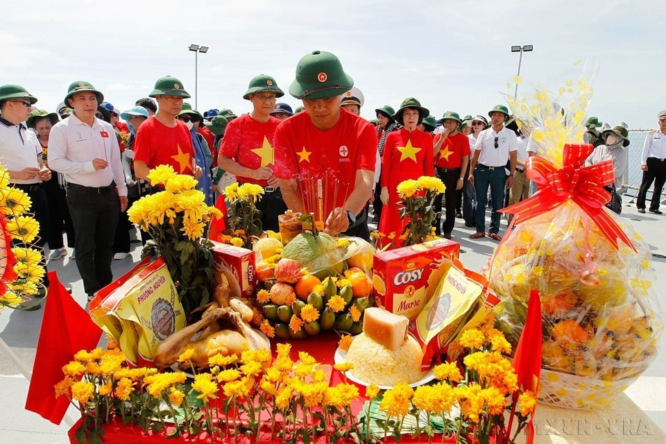 Members of Task Force No. 14 hold a memorial ceremony for the naval soldiers who heroically gave their lives during Gac Ma battle (2024). (Photo: VNA)
