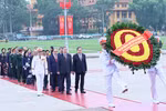 A high-ranking delegation of the Party Central Committee, the State President, the National Assembly (NA), the Government, and the Vietnam Fatherland Front (VFF) Central Committee lays wreaths and pays tribute to President Ho Chi Minh at the late leader's mausoleum on April 28 morning. (Photo: VNA)