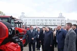 General Secretary of the Communist Party of Vietnam Central Committee To Lam and Belarusian Prime Minister Aleksandr Turchin visit the Minsk Tractor Works. (Photo: VNA)