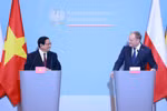 Prime Minister Pham Minh Chinh (L) and his Polish counterpart Donald Tusk at the joint press conference in Warsaw on January 16. (Photo: VNA)