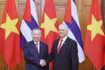 General Secretary of the Communist Party of Vietnam Central Committee To Lam (L) and First Secretary of the Communist Party of Cuba Central Committee and President of Cuba Miguel Díaz-Canel Bermúdez pose for a photo. (Photo: VNA)