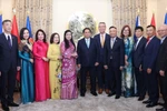 Prime Minister Pham Minh Chinh (7th from right), his spouse and staff of the Vietnamese Embassy in the Czech Republic. (Photo: VNA)