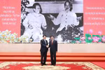 Vietnamese State President Luong Cuong (L), and General Secretary of the Lao People's Revolutionary Party (LPRP) Central Committee and President of Laos Thongloun Sisoulith attend the Vietnam-Laos friendship exchange programme. (Photo: VNA)
