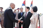 State President Luong Cuong (R) and his spouse Nguyen Thi Minh Nguyet are welcomed by Egyptian Minister of Education and Technical Education Mohamed Abdel Latif. (Photo: VNA)