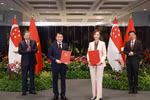 Party General Secretary To Lam (L) and Singaporean PM Lawrence Wong (R) witness the exchange of a MoU on digital transformation between the Vietnamese Ministry of Public Security and the Singaporean Ministry of Digital Development and Information on March 12. (Photo: VNA)