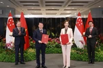 Party General Secretary To Lam (L) and Singaporean PM Lawrence Wong (R) witness the exchange of a MoU on digital transformation between the Vietnamese Ministry of Public Security and the Singaporean Ministry of Digital Development and Information on March 12. (Photo: VNA)