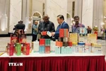 Vietnamese Trade Counsellor in Malaysia Le Phu Cuong introduces Vietnamese goods to customers (Photo: VNA)