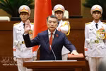 Prime Minister Le Minh Hung takes the oath of office. (Photo VNA)