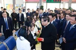 Prime Minister Pham Minh Chinh presents lucky money to passengers at the Hanoi Railway Station. (Photo: VNA) 