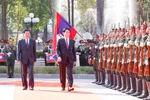 State President Luong Cuong (R) and General Secretary of the Lao People's Revolutionary Party (LPRP) Central Committee and President of Laos Thongloun Sisoulith review the guard of honour at the welcome ceremony on April 24 afternoon. (Photo: VNA)
