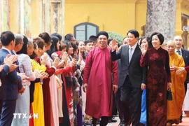 State President, OVs offer incense at Thang Long Imperial Citadel 