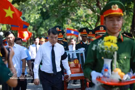 PM attends burial of Vietnamese soldiers, experts in Laos