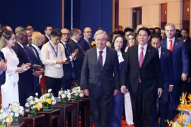 State President Luong Cuong and UN Secretary-General António Guterres cut a cake celebrating the 80th anniversary of the United Nations at the banquet in Hanoi on October 24. (Photo: VNA)