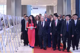 Deputy Prime Minister Bui Thanh Son welcomes heads of delegations attending the United Nations Convention against Cybercrime (Hanoi Convention) signing ceremony in Hanoi. (Photo: VNA)