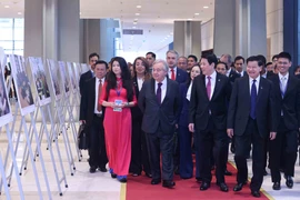 Deputy Prime Minister Bui Thanh Son welcomes heads of delegations attending the United Nations Convention against Cybercrime (Hanoi Convention) signing ceremony in Hanoi. (Photo: VNA)