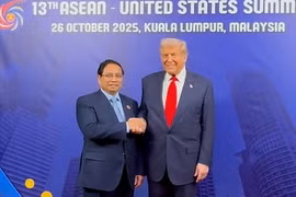 Prime Minister Phạm Minh Chính meets U.S. President Donald Trump at the 13th ASEAN – US Summit. (Photo: VNA)