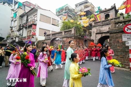 Vietnamese shoppers spend over 8.5 million USD on ao dai for Tet in one month