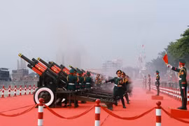 Thousands of people gather on Le Loi Street, District 1 to watch the parade. (Photo: VNA)