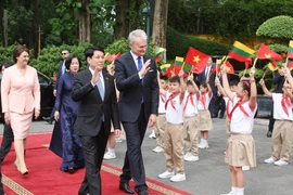 President hosts welcome ceremony for Lithuanian counterpart
