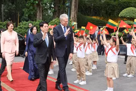 President hosts welcome ceremony for Lithuanian counterpart