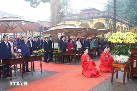 State leader offers incense to kings at Thang Long Imperial Citadel