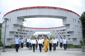 Party chief pays tribute to martyrs, attends school ground-breaking in Dien Bien