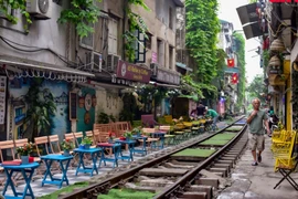 Hanoi bans tours to train street 