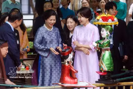 Spouses of Vietnamese, RoK leaders visit Vietnam Museum of Ethnology