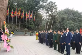Party leader offers incense to commemorate Hung Kings
