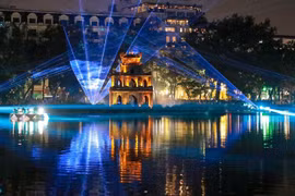 Artistic lighting space launched at Hoan Kiem Lake