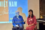Dominique de Miscault and Dr Hoang Thi Hong Ha introduce the photography book "Vietnam - Un voyage mémoriel". (Photo: VNA)