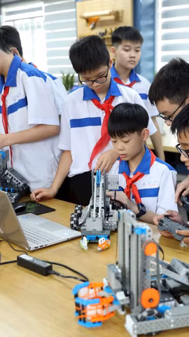 Students at Le Quy Don Lower Secondary School in Tuyen Quang province explore technology in a STEM classroom. (Photo: VNA)