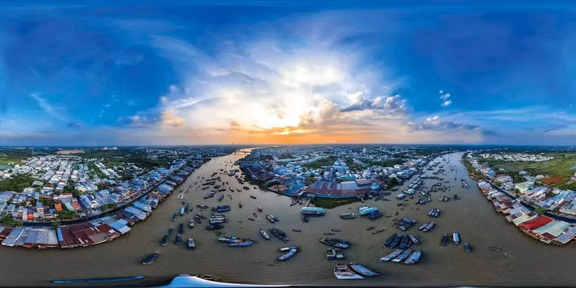 Cai Rang floating market in the Mekong Delta city of Can Tho is located on a branch of the Hau River (Photo: onetouchmedia.vn)