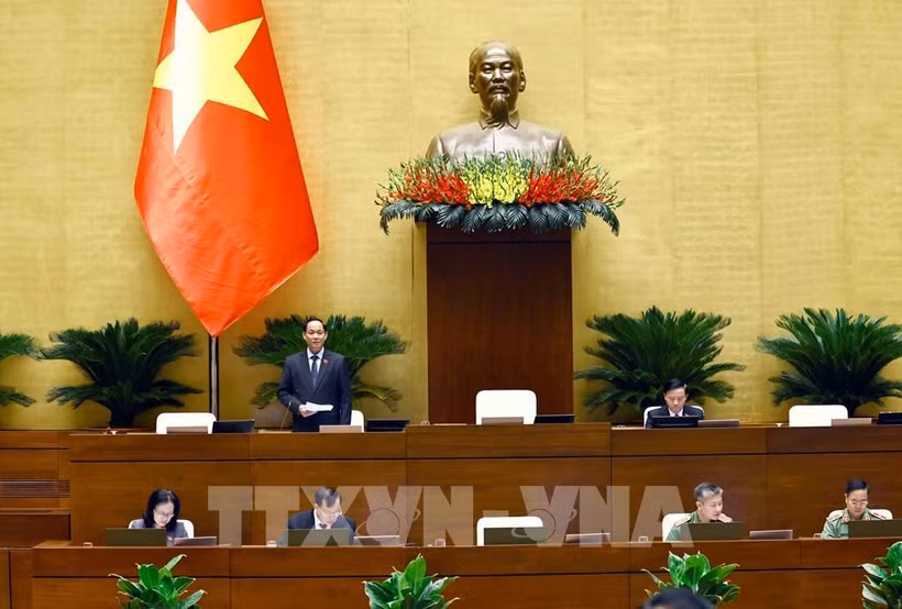 NA Vice Chairman Tran Quang Phuong speaks at the session. (Photo: VNA)