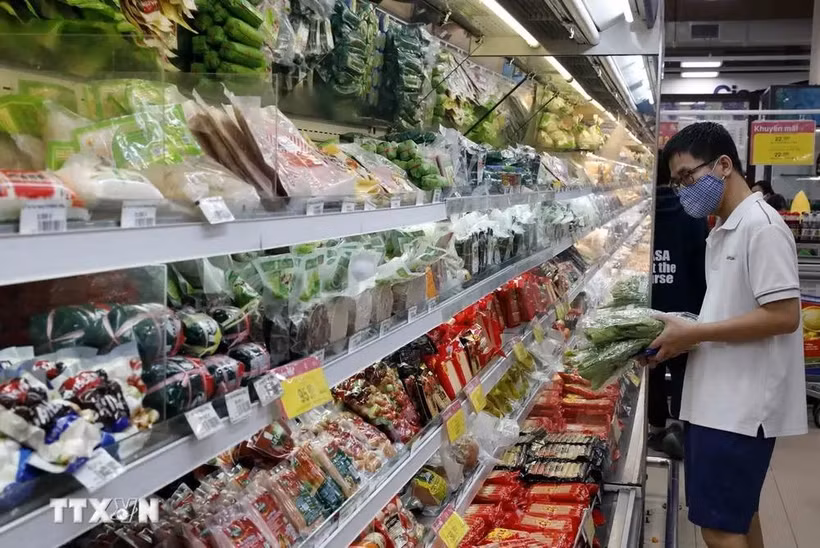 A shopper at a Co.opmart supermarket in Hanoi. (Photo: VNA)
