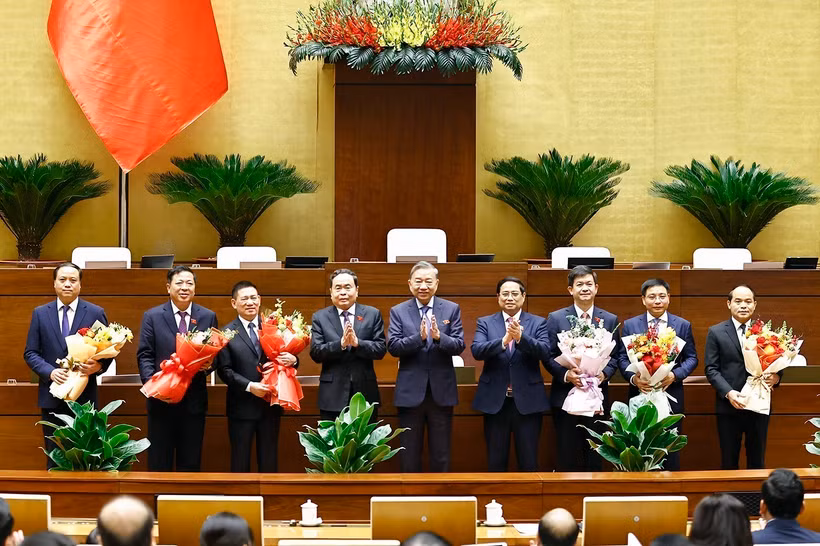 Party General Secretary To Lam (C), Prime Minister Pham Minh Chinh (4th from right) and NA Chairman Tran Thanh Man (4th from left) congratulate the newly-appointed ministers and justices of the Supreme People's Court. (Photo: VNA)