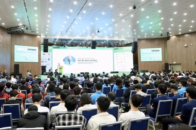 A view of the workshop on Vietnam's semiconductor industry in Hanoi on November 7. (Photo: NIC)