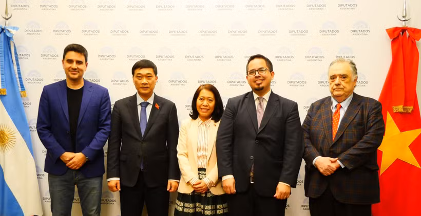 Vu Hong Thanh (2nd from left), member of the Vietnamese National Assembly's Standing Committee and Chairman of its Economic Committee, in a group photo with the freshly launched Argentina-Vietnam Friendship Parliamentarians’ Group. (Photo: VNA)