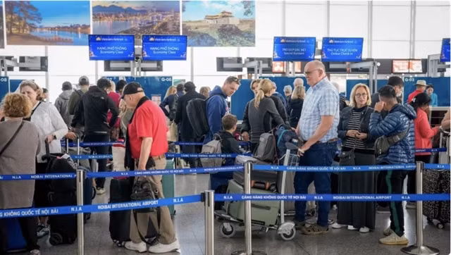 International tourists at Hanoi's Noi Bai International Airport (Photo: VNA)