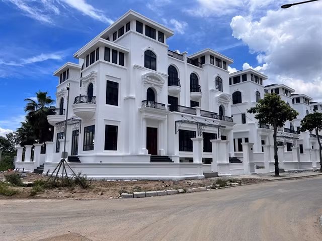 Villas in a project in Hanoi. New villas in high-end market projects showed prices increasing by 9 percent quarter-on-quarter, according to Savills. (Photo: VNA)