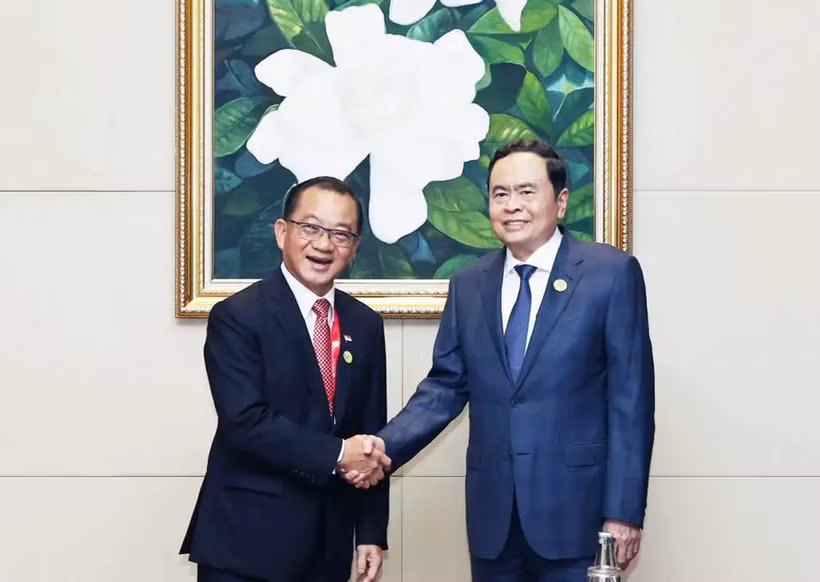 National Assembly Chairman Tran Thanh Man (R) meets with Singapore’s Parliament Speaker Seah Kian Peng on the sidelines of the 45th AIPA General Assembly (Photo: VNA)