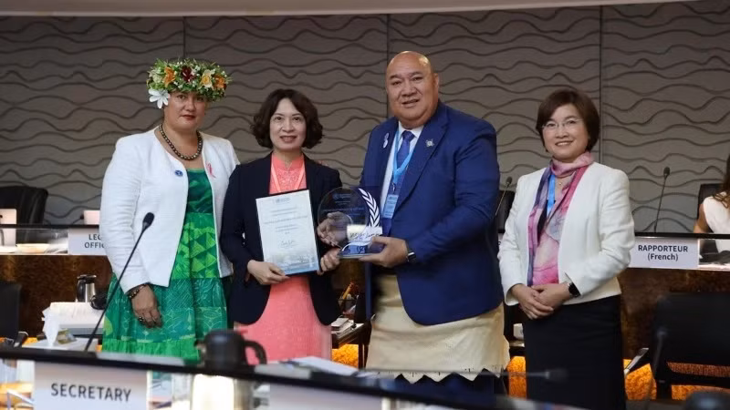Deputy Minister of Health of Assoc. Prof. Nguyen Thi Lien Huong (2nd from left) receives a certificate and a plaque honouring Vietnam's elimination of trachoma. (Photo: nhandan.vn)
