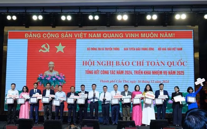 Editor-in-chief of VietnamPlus Tran Tien Duan (third, from right) gets the certificate for a press agency with excellent digital transformation maturity. (Photo: VNA)