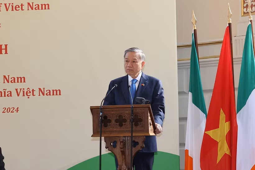 General Secretary of the Communist Party of Vietnam Central Committee and State President To Lam delivers a speech at Trinity College Dublin in Ireland. (Photo: VNA)